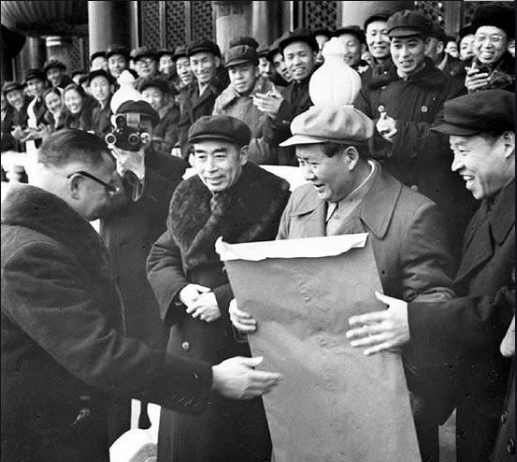 1956年1月北京各界慶祝社會主義改造勝利聯歡大會—工商界代表樂松生向毛主席獻報喜信.png
